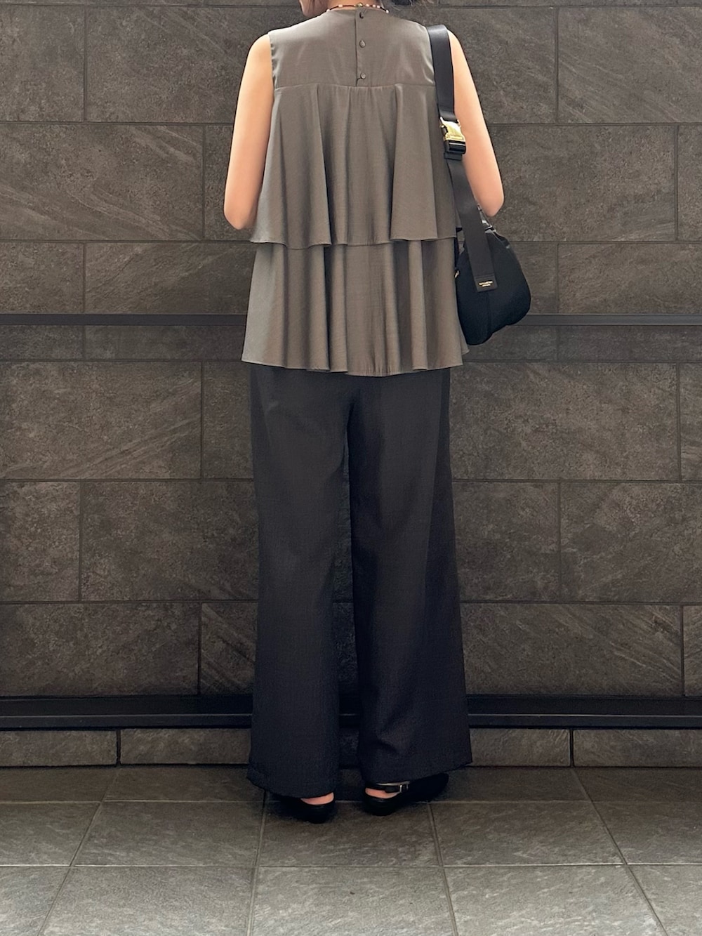 ブラック系のシャツ/ブラウス、グレー系のその他パンツ、ブラック系のショルダーバッグを着用したレディースの夏コーディネートの3枚目の写真