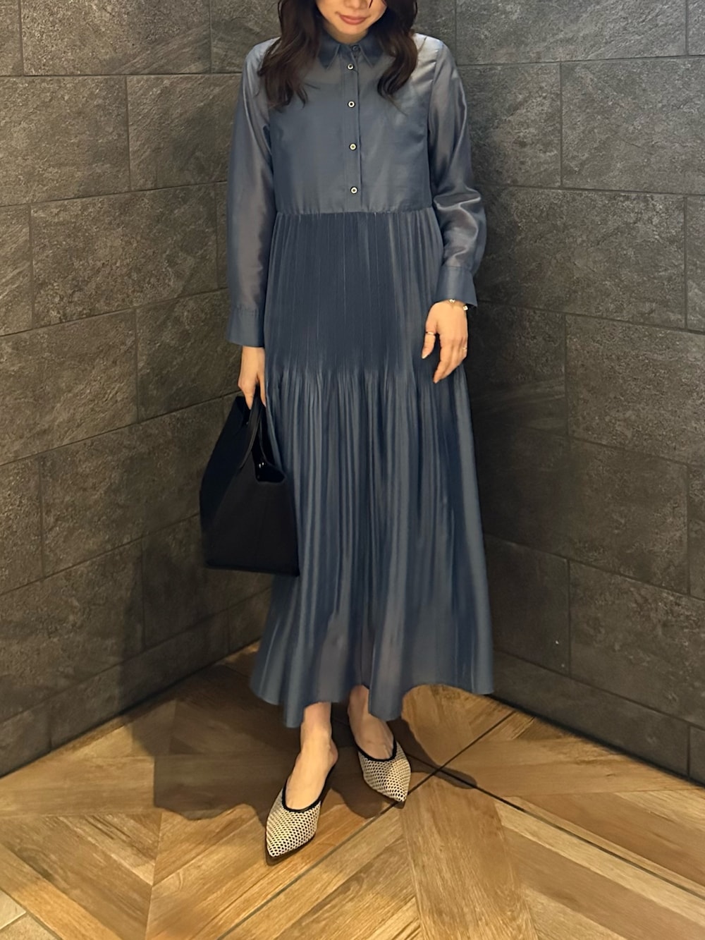 ブルー系のワンピース、ブラック系のパンプスを着用したレディースの冬コーディネートの3枚目の写真