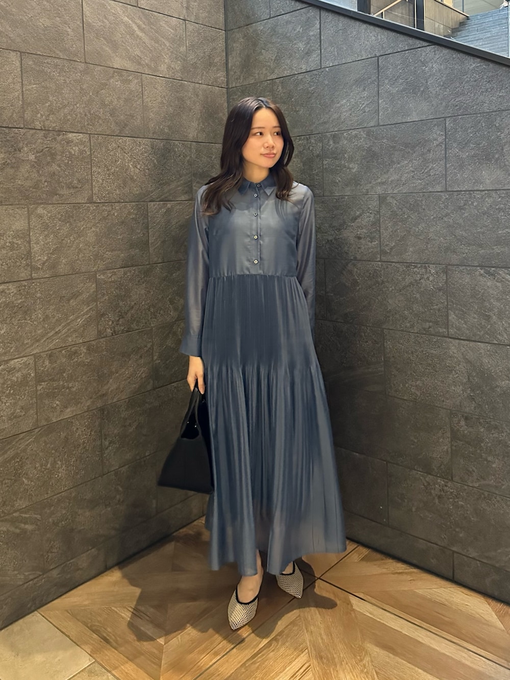 ブルー系のワンピース、ブラック系のパンプスを着用したレディースの冬コーディネートの2枚目の写真