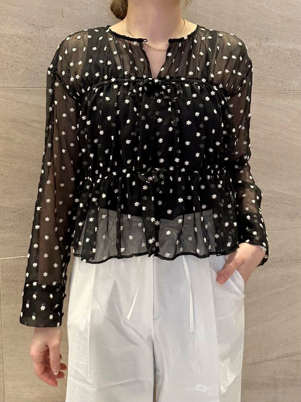 ブラック系のシャツ/ブラウスを着用したレディースの春コーディネートの4枚目の写真