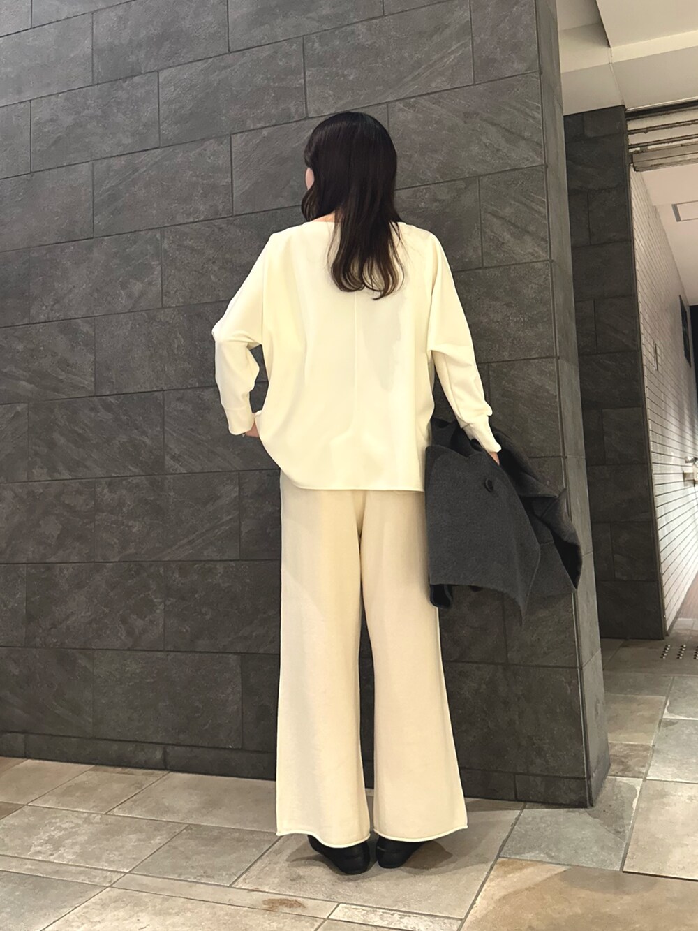 グレー系のピーコート、ホワイト系のシャツ/ブラウス、ホワイト系のその他パンツを着用したレディースの秋コーディネートの6枚目の写真