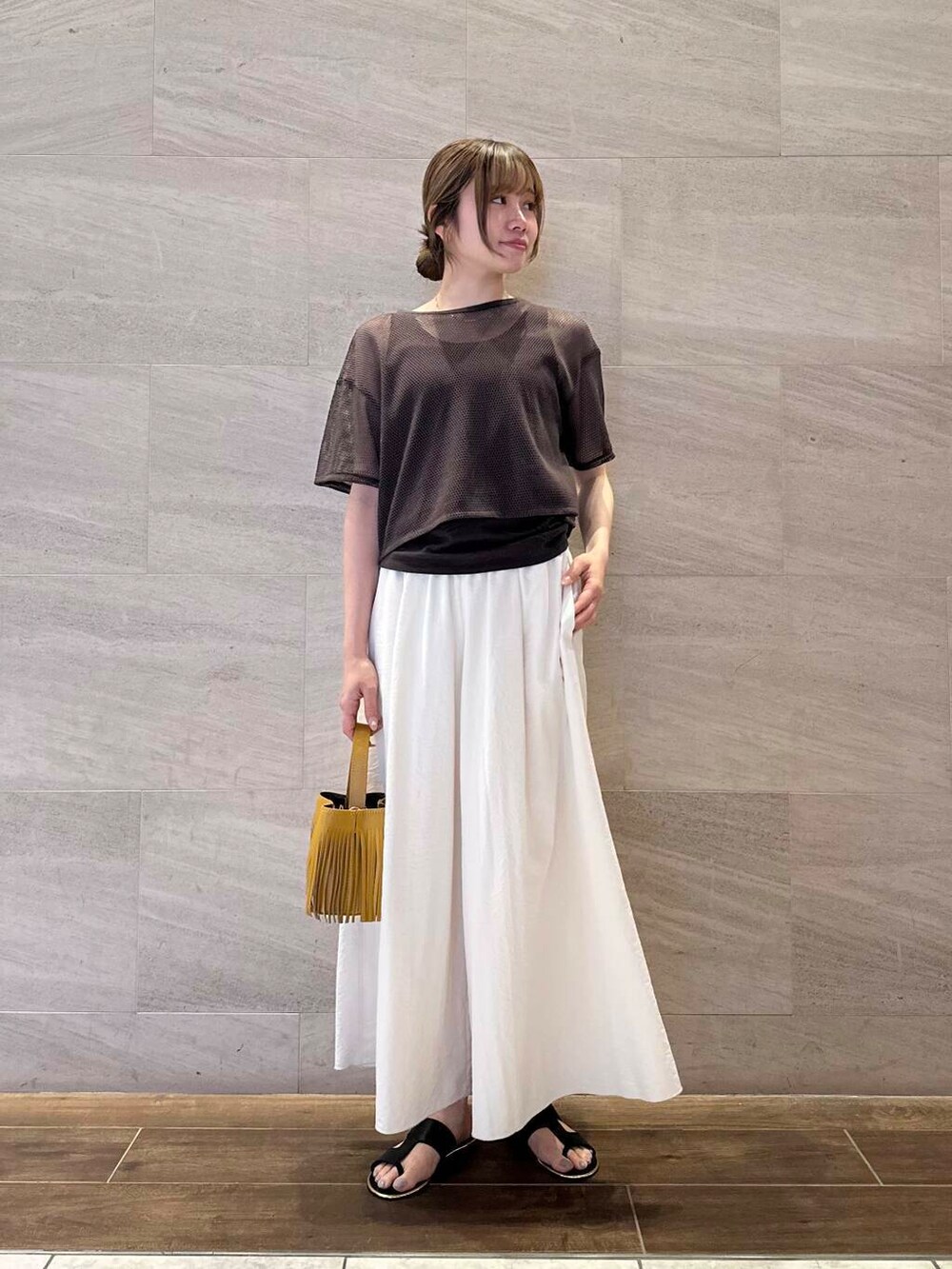 イエロー系のハンドバッグ、ホワイト系のその他パンツ、ブルー系のその他パンツを着用したレディースの夏コーディネートの6枚目の写真