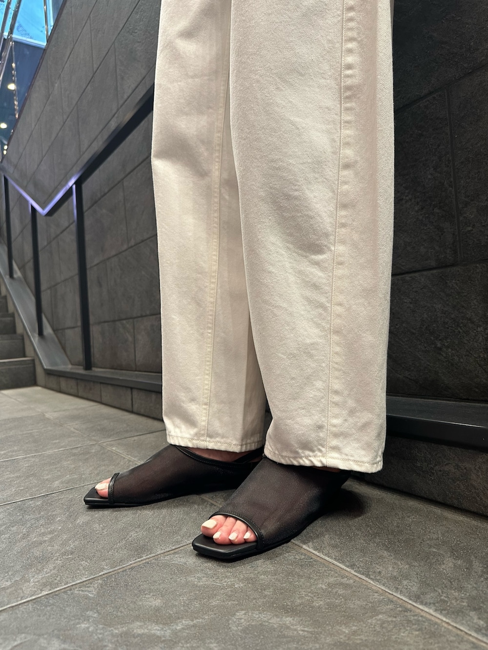 イエロー系のTシャツ/カットソー、ホワイト系のその他パンツ、ブラック系のサンダルを着用したレディースの夏コーディネートの6枚目の写真
