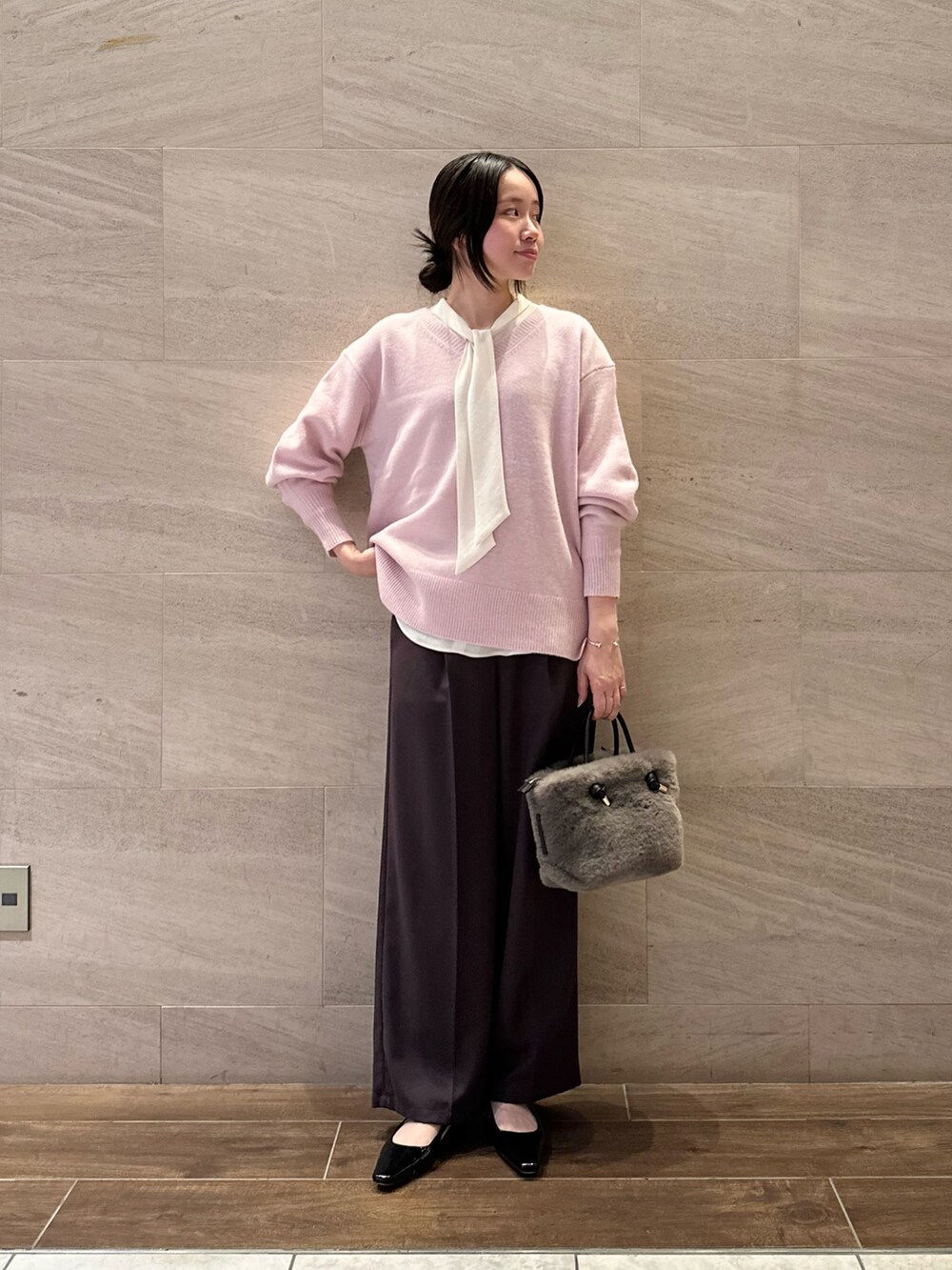 ホワイト系のシャツ/ブラウス、ピンク系のニット/セーター、レッド系のその他パンツを着用したレディースの秋コーディネートの3枚目の写真