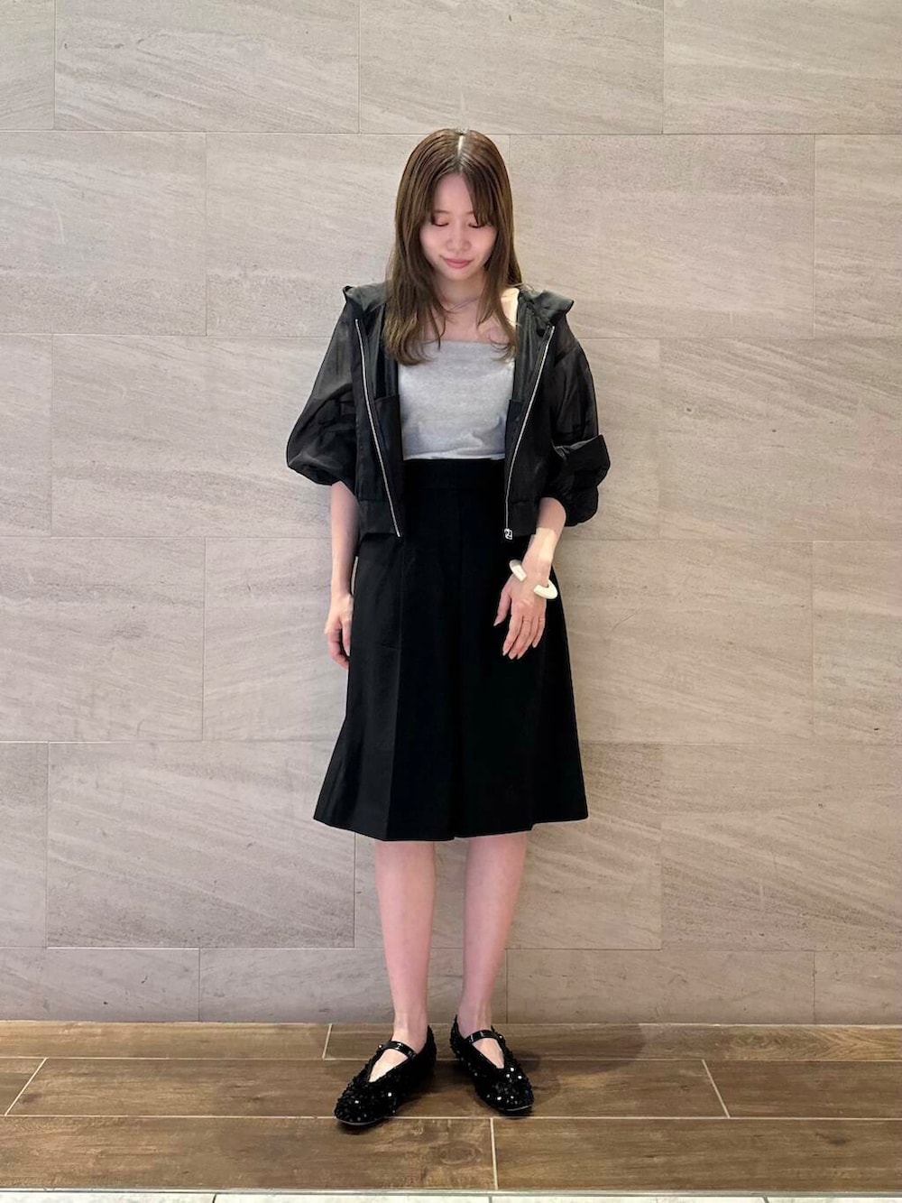グレー系のキャミソール、ブラック系のその他パンツ、ブラック系のパンプスを着用したレディースの夏コーディネートの3枚目の写真