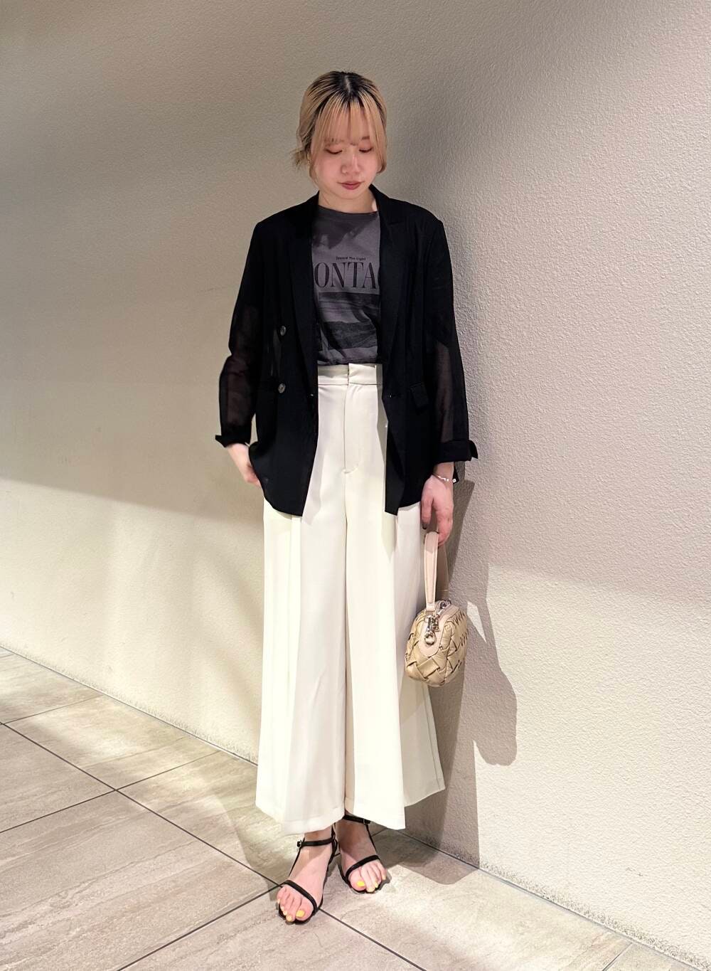 ベージュ系のショルダーバッグ、ホワイト系のその他パンツ、グレー系のTシャツ/カットソーを着用したレディースの夏コーディネートの2枚目の写真