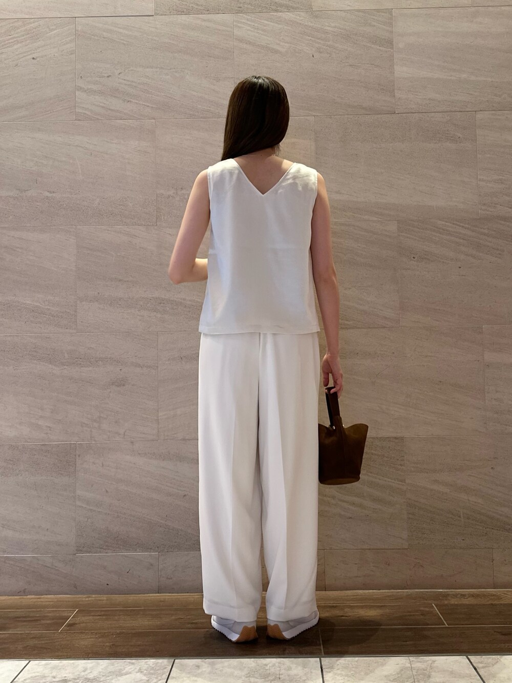 ホワイト系のその他トップス、ホワイト系のスニーカー、ホワイト系のその他パンツを着用したレディースの夏コーディネートの3枚目の写真