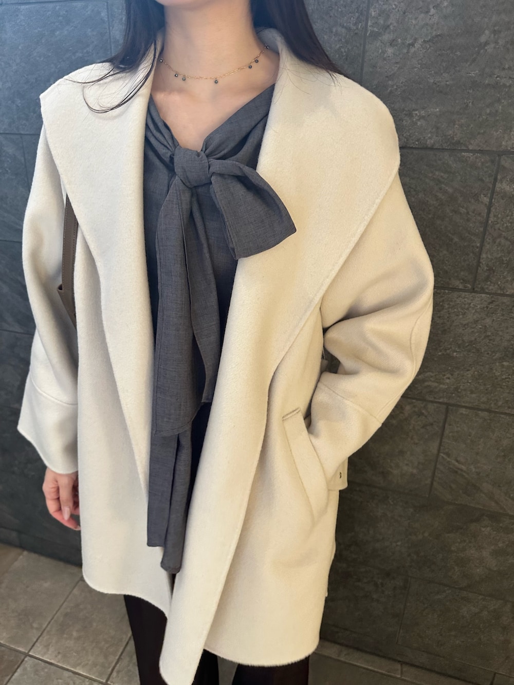 グレー系のシャツ/ブラウス、ブラウン系のその他パンツ、ブラック系のブーツを着用したレディースの秋コーディネートの6枚目の写真