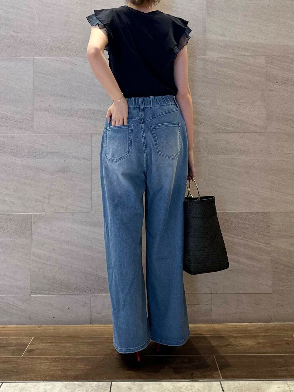 ブルー系のデニムパンツ、ブルー系のTシャツ/カットソーを着用したレディースの夏コーディネートの2枚目の写真