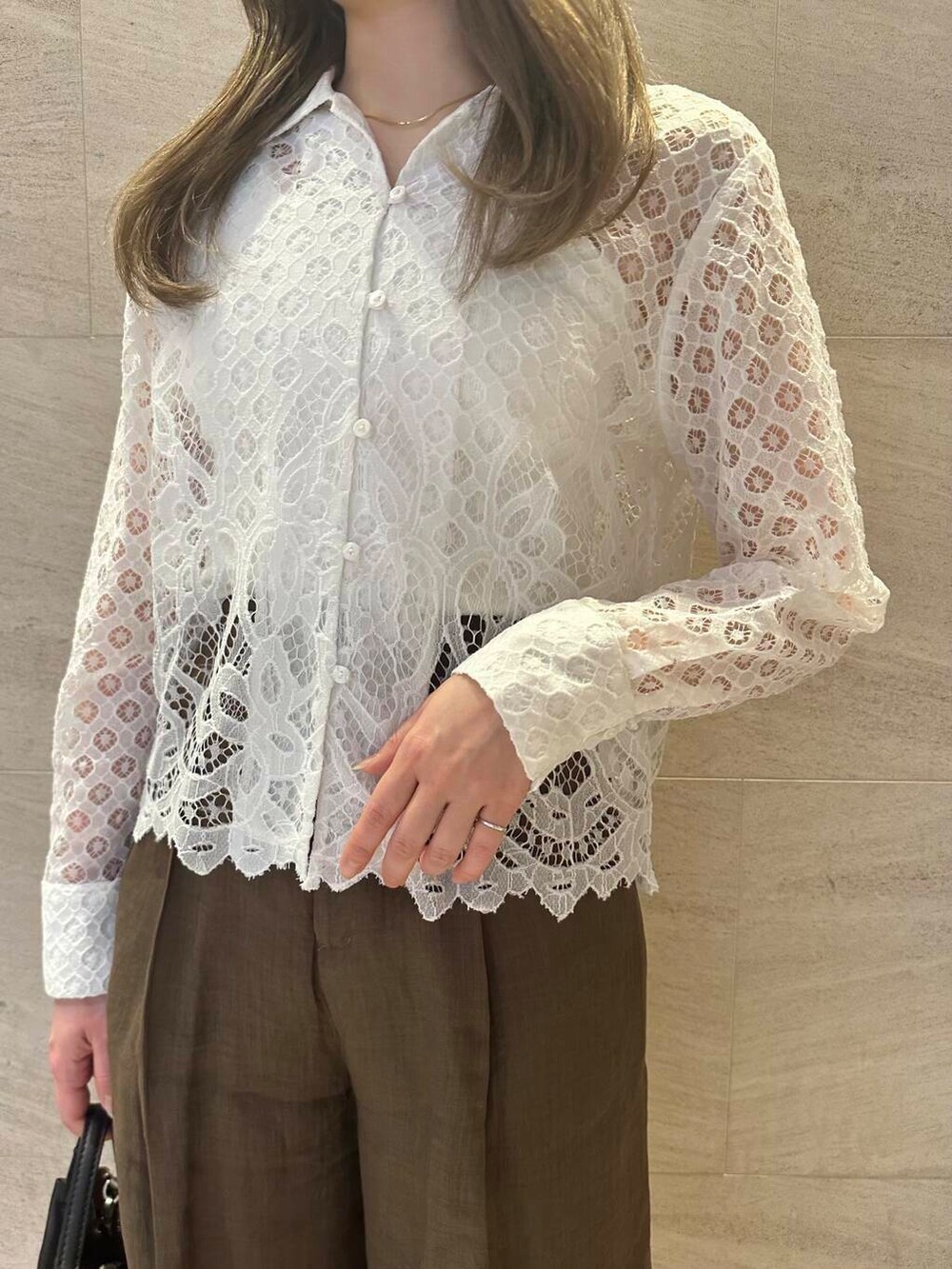 ホワイト系のシャツ/ブラウス、ブラウン系のその他パンツを着用したレディースの春コーディネートの5枚目の写真