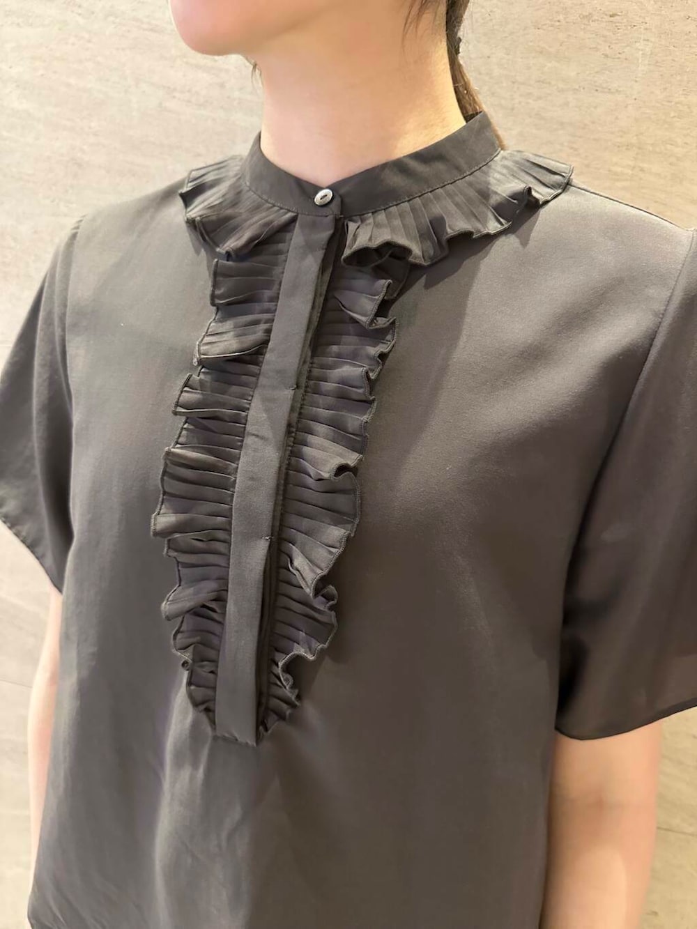 ブラック系のパンプス、グレー系のハンドバッグ、グリーン系のその他パンツを着用したレディースの春コーディネートの5枚目の写真