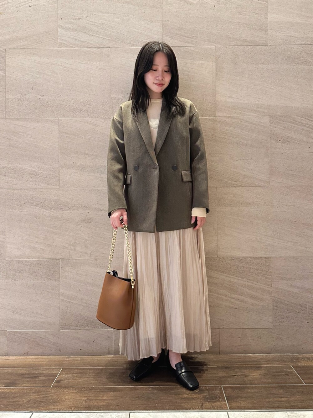 ホワイト系のニット/セーター、ブラウン系のショルダーバッグ、ブラック系のその他シューズを着用したレディースの秋コーディネートの3枚目の写真