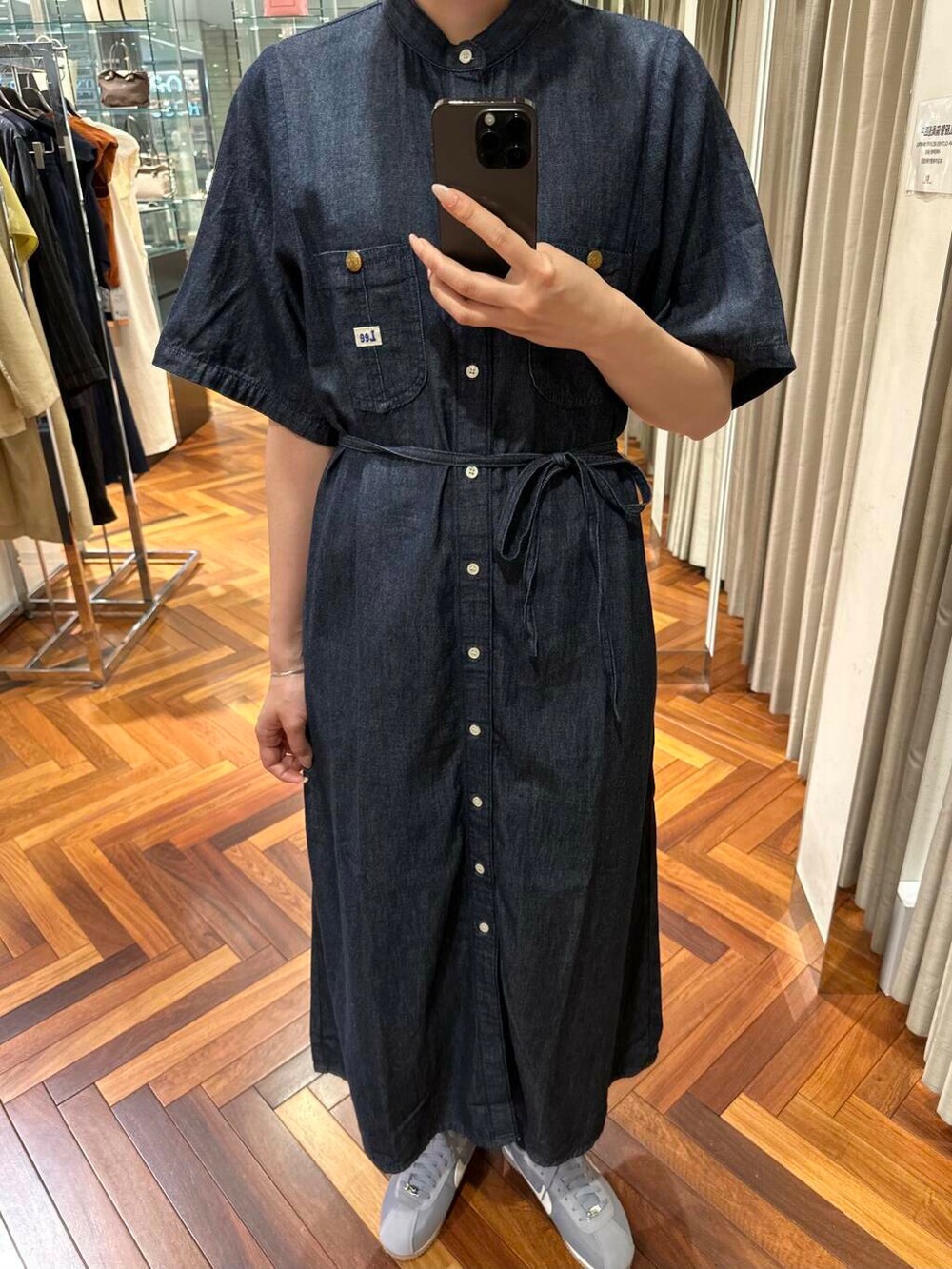 ブラウン系のかごバッグ、ブルー系のワンピース、グレー系のスニーカーを着用したレディースの夏コーディネートの7枚目の写真