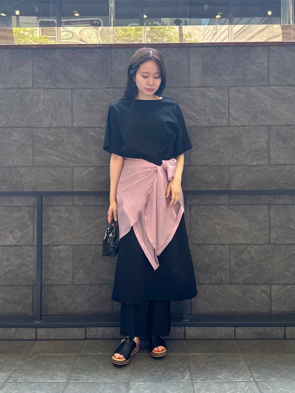 ブラック系のその他パンツ、ピンク系のシャツ/ブラウス、ブラック系のワンピースを着用したレディースの夏コーディネートの6枚目の写真
