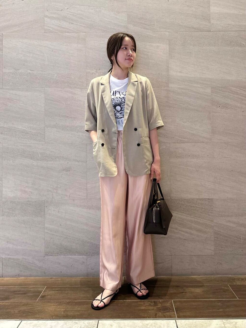 ベージュ系のその他アウター、ホワイト系のTシャツ/カットソー、ピンク系のその他パンツを着用したレディースの夏コーディネートの3枚目の写真