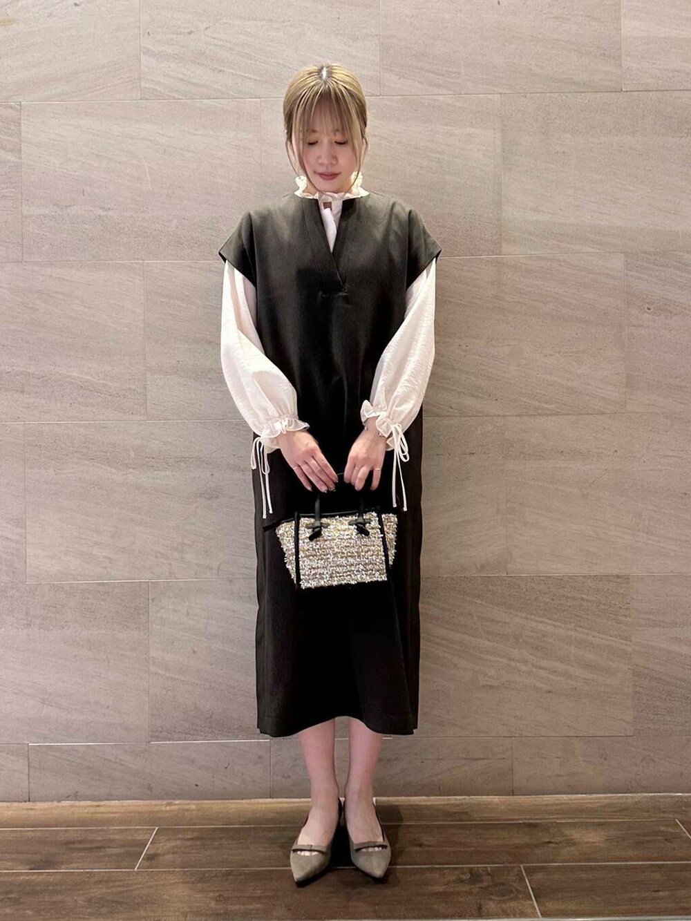 グレー系のパンプス、ホワイト系のシャツ/ブラウス、ブラウン系のワンピースを着用したレディースの秋コーディネートの2枚目の写真