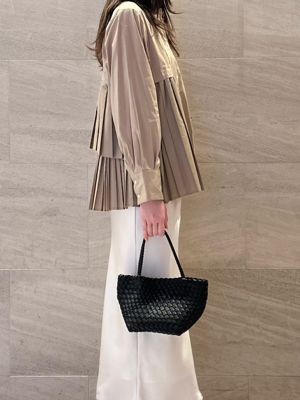 ベージュ系のシャツ/ブラウス、ホワイト系のスカート、ブラック系のトートバッグを着用したレディースの春コーディネートの4枚目の写真