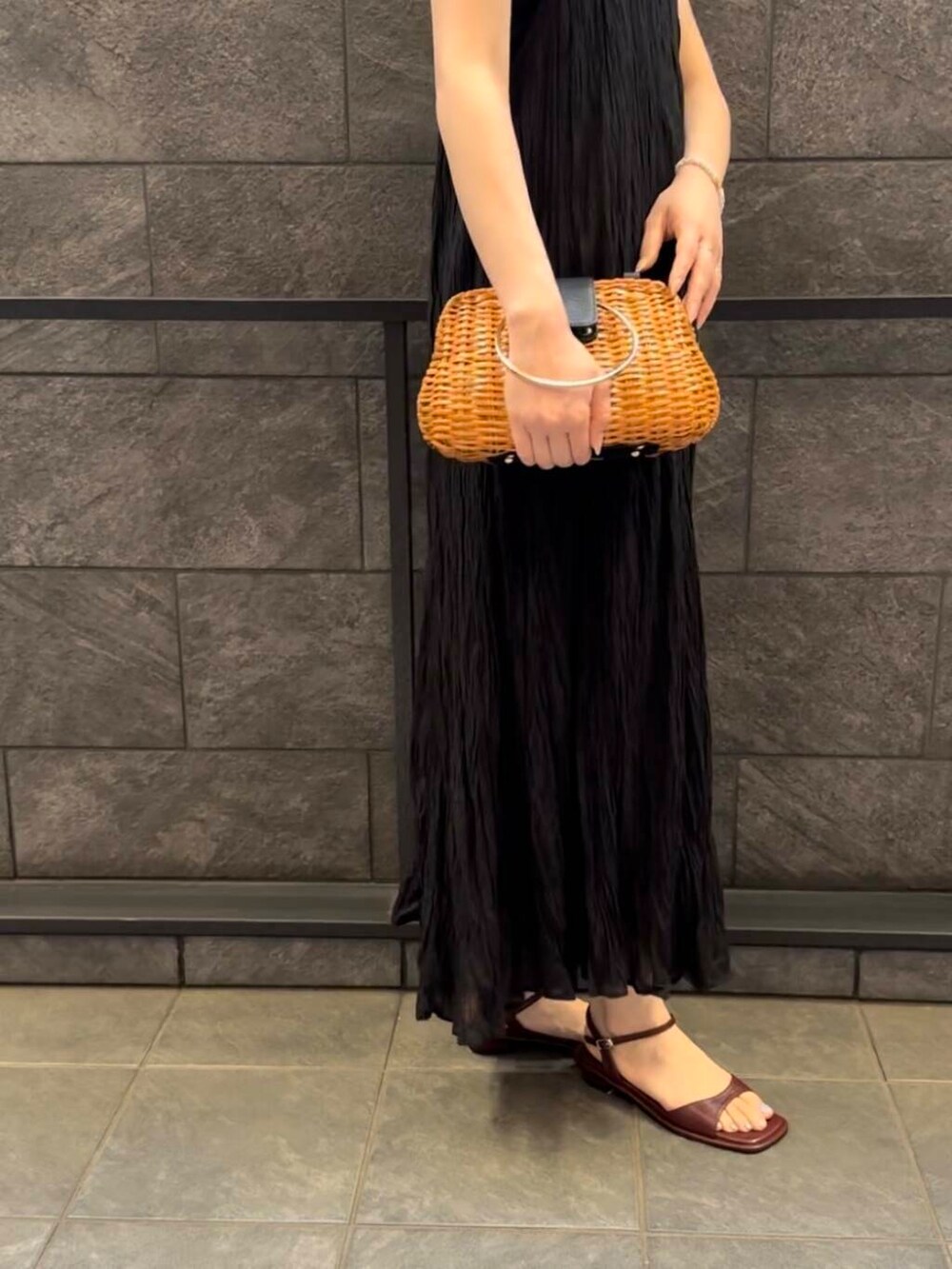 レッド系のサンダル、ブラック系のワンピース、ブラック系のその他アウターを着用したレディースの春コーディネートの5枚目の写真