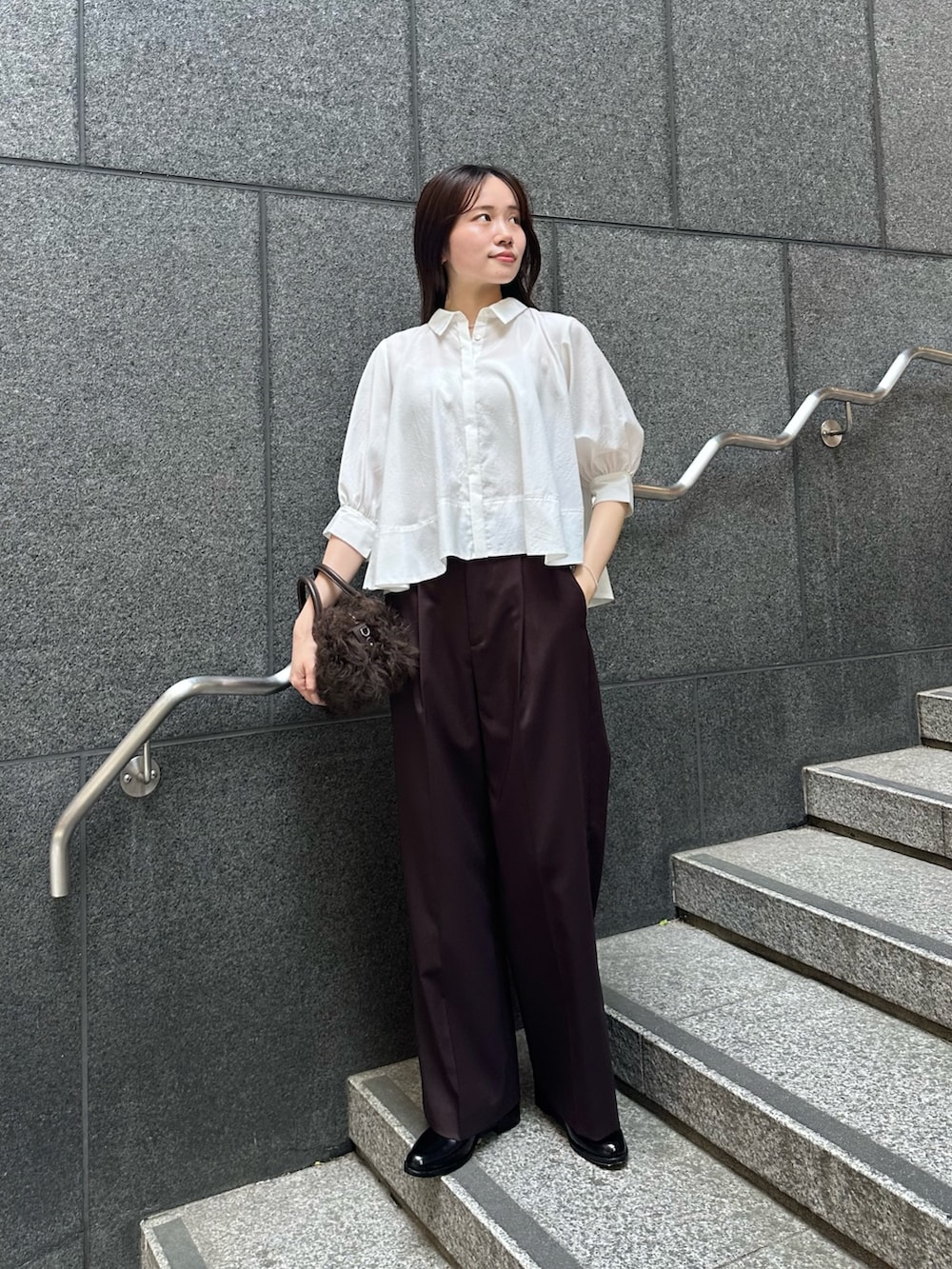 ホワイト系のシャツ/ブラウス、ブラウン系のその他パンツ、ブラウン系のハンドバッグを着用したレディースの夏コーディネートの3枚目の写真