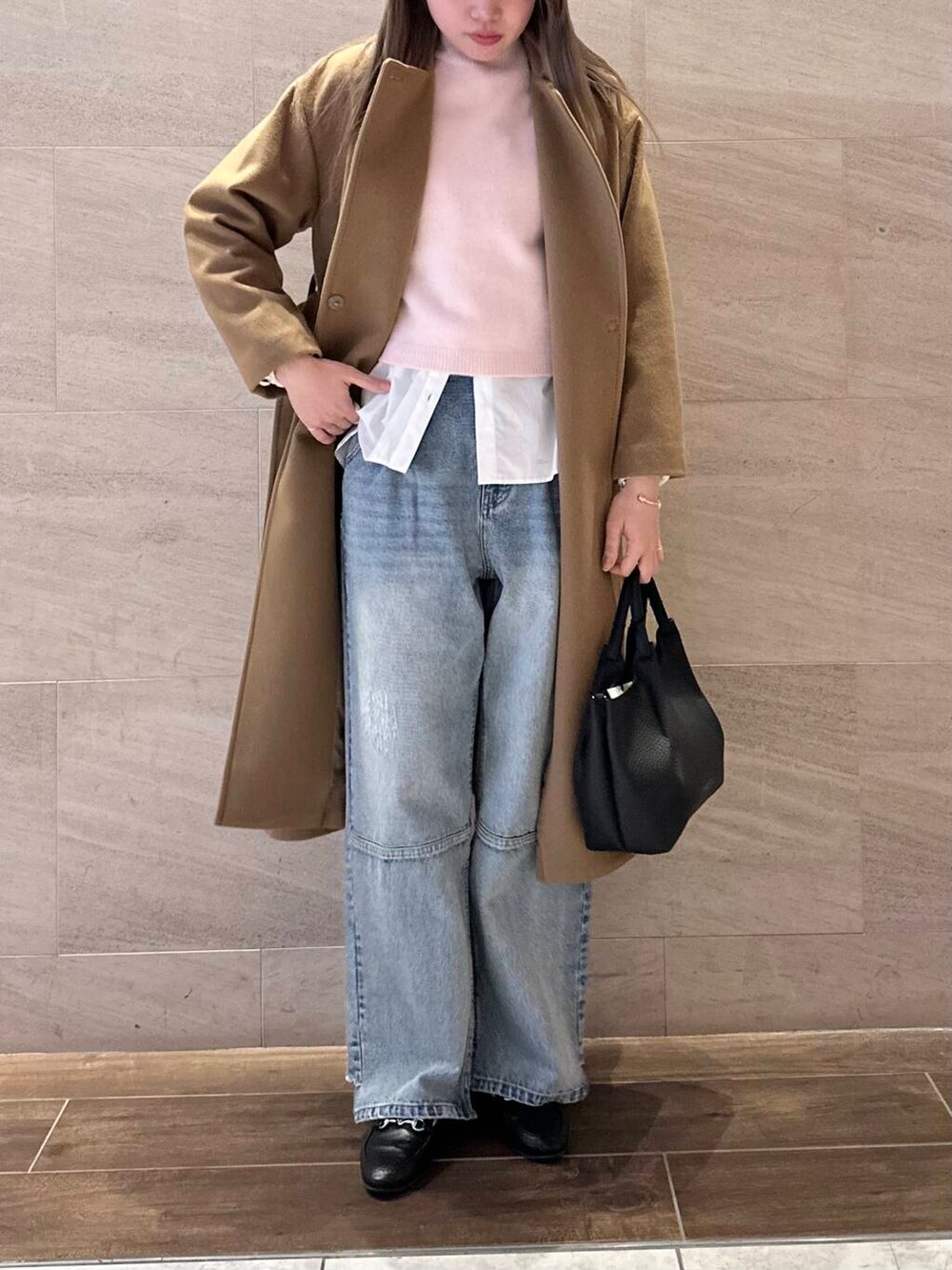 ブルー系のデニムパンツ、ホワイト系のシャツ/ブラウス、ベージュ系のその他アウターを着用したレディースの冬コーディネートの5枚目の写真