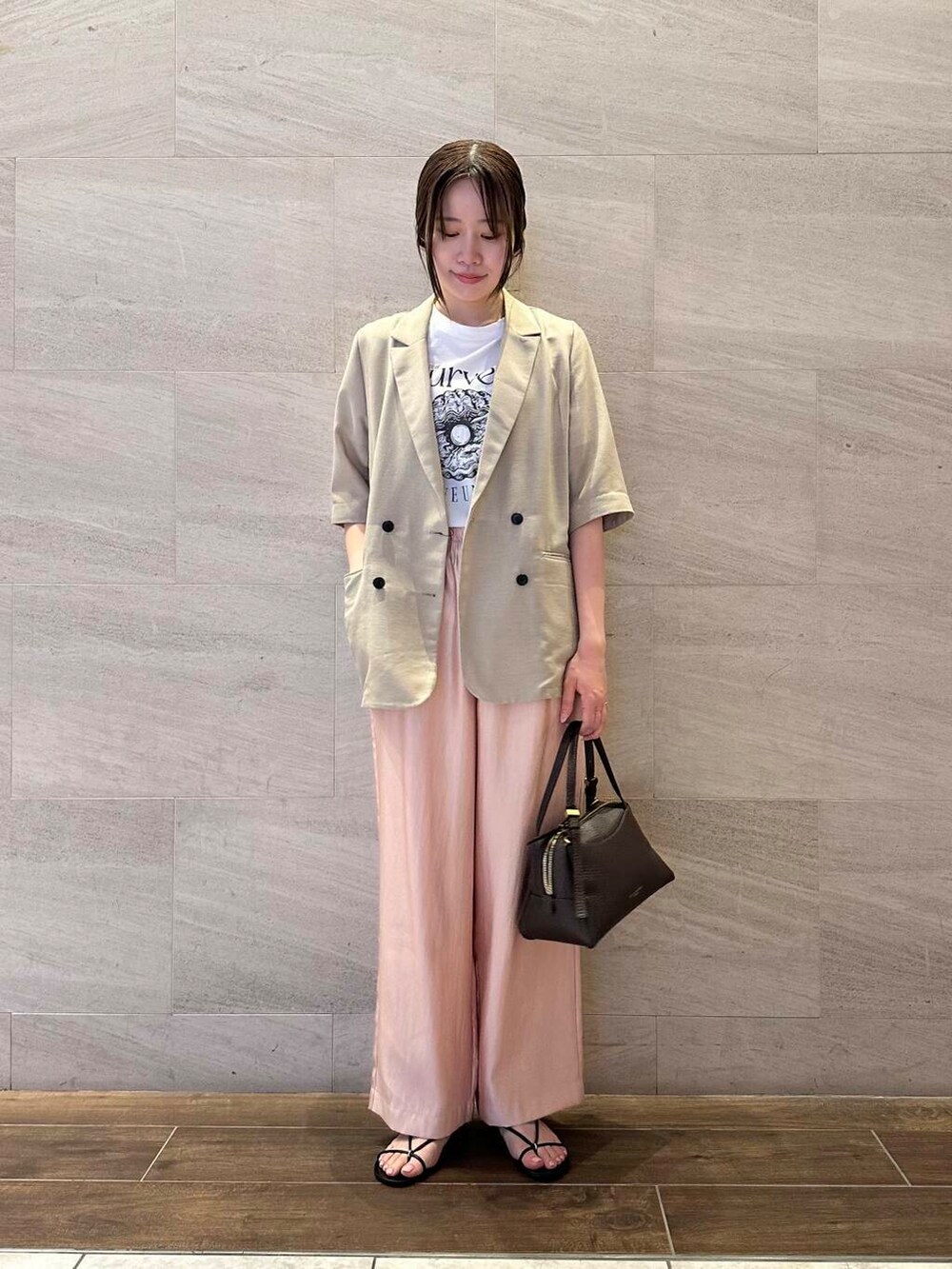 ベージュ系のその他アウター、ホワイト系のTシャツ/カットソー、ピンク系のその他パンツを着用したレディースの夏コーディネートの2枚目の写真