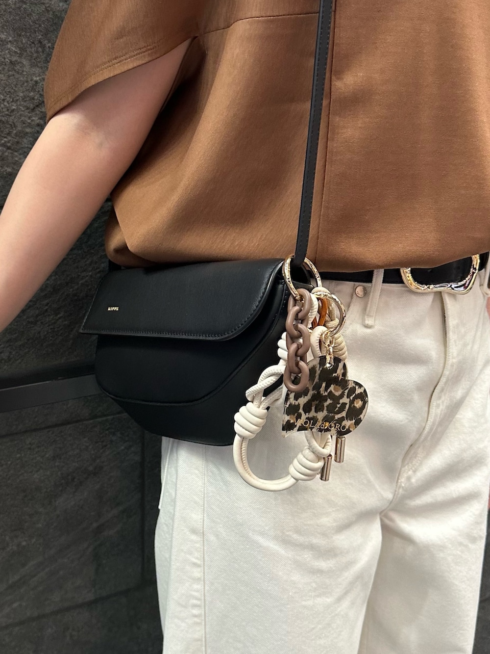イエロー系のTシャツ/カットソー、ホワイト系のその他パンツ、ブラック系のサンダルを着用したレディースの夏コーディネートの5枚目の写真