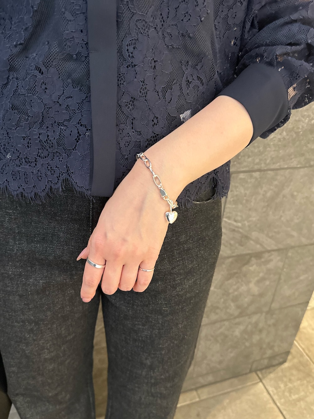 ブルー系のシャツ/ブラウス、ブラック系のデニムパンツ、ブラック系のその他シューズを着用したレディースの夏コーディネートの6枚目の写真