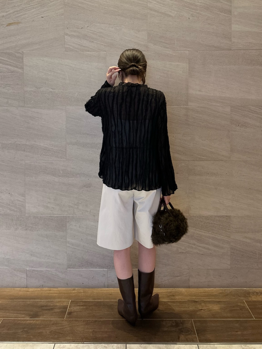 ブラック系のシャツ/ブラウス、ホワイト系のその他パンツ、ブラウン系のブーツを着用したレディースの秋コーディネートの3枚目の写真