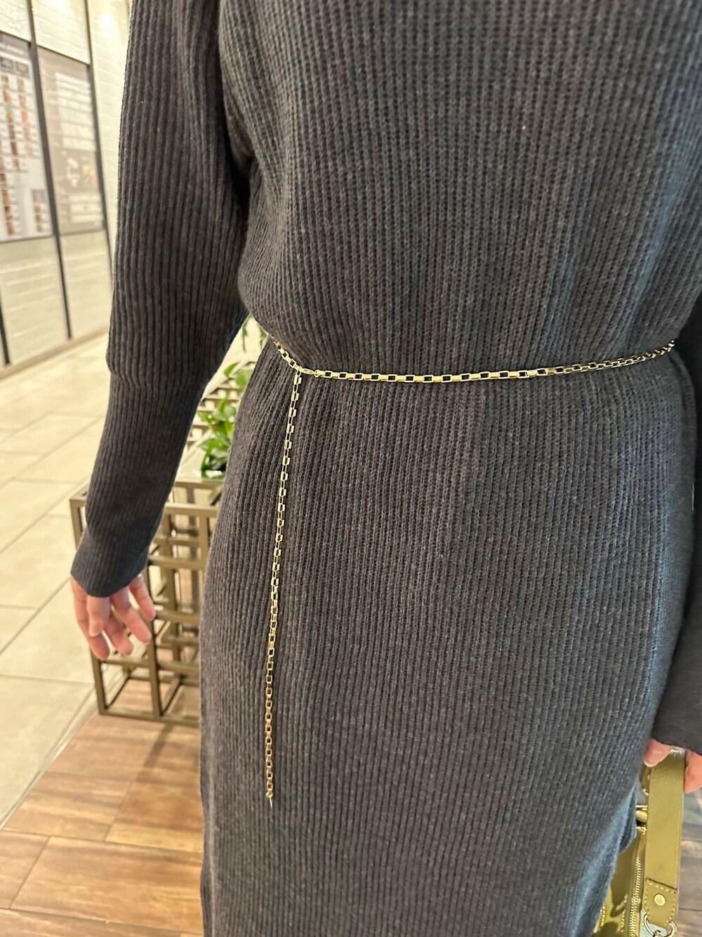 グリーン系のショルダーバッグ、グレー系のワンピース、ホワイト系のその他パンツを着用したレディースの冬コーディネートの6枚目の写真