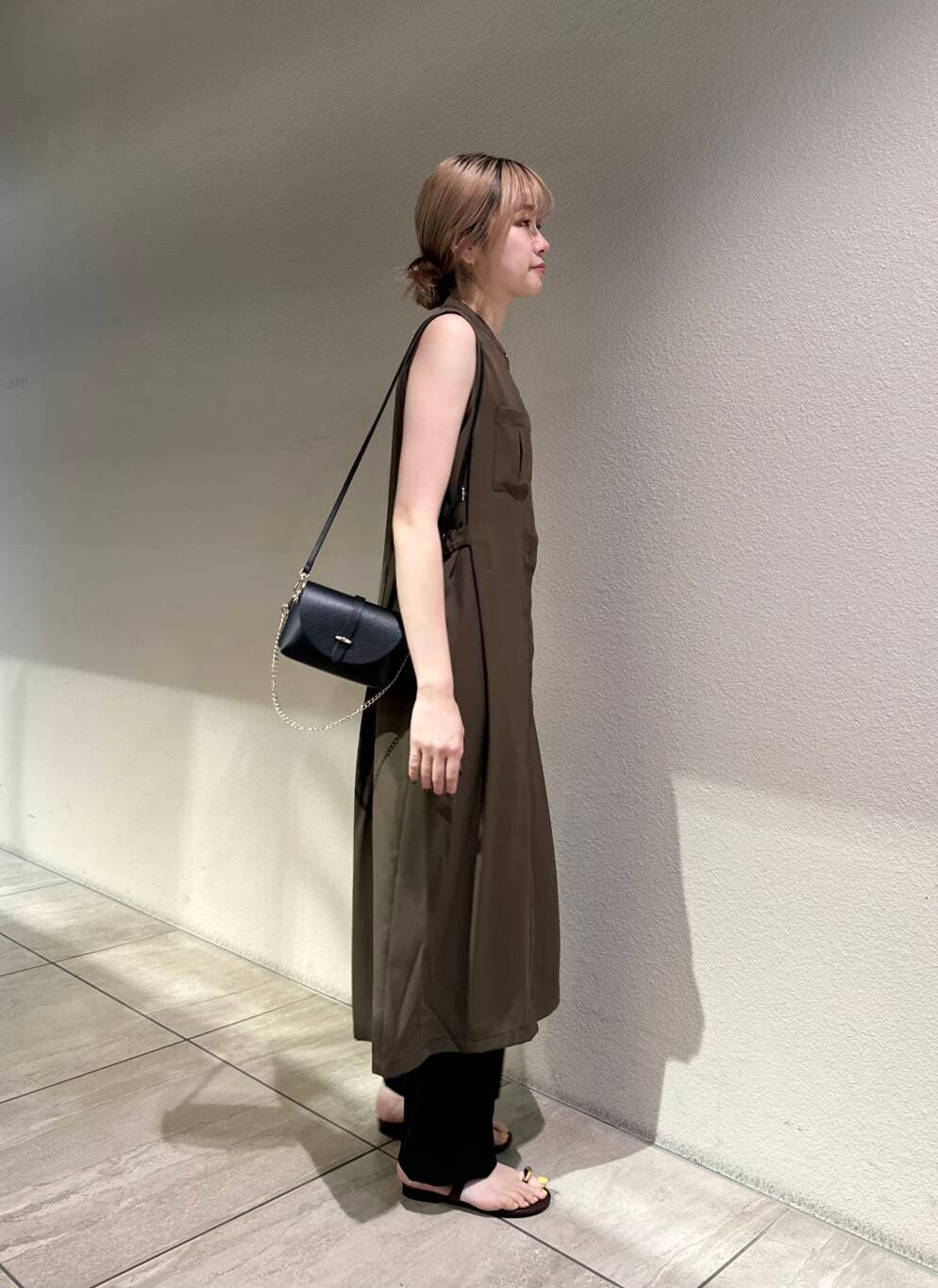 ブラック系のショルダーバッグ、ブラウン系のサンダル、ブラック系のその他パンツを着用したレディースの夏コーディネートの3枚目の写真