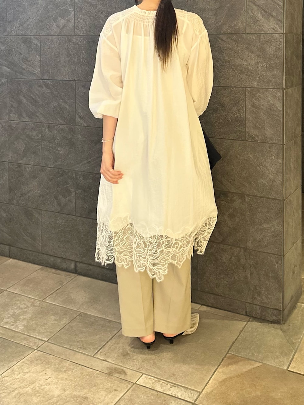 ホワイト系のワンピース、ベージュ系のその他パンツ、ブルー系のその他アウターを着用したレディースの春コーディネートの5枚目の写真