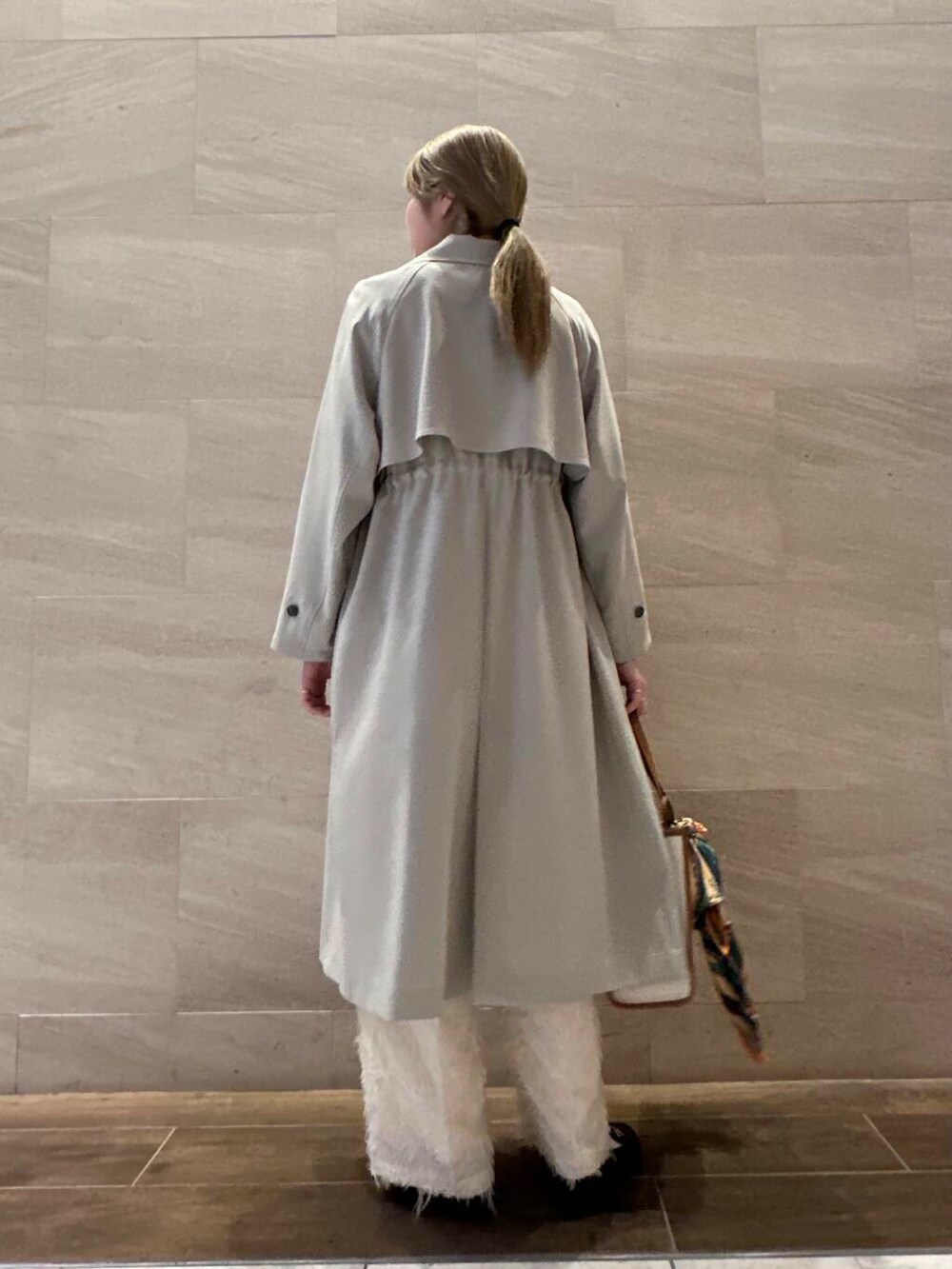 ホワイト系のその他パンツ、グリーン系のトレンチコート、ブルー系のシャツ/ブラウスを着用したレディースの春コーディネートの5枚目の写真