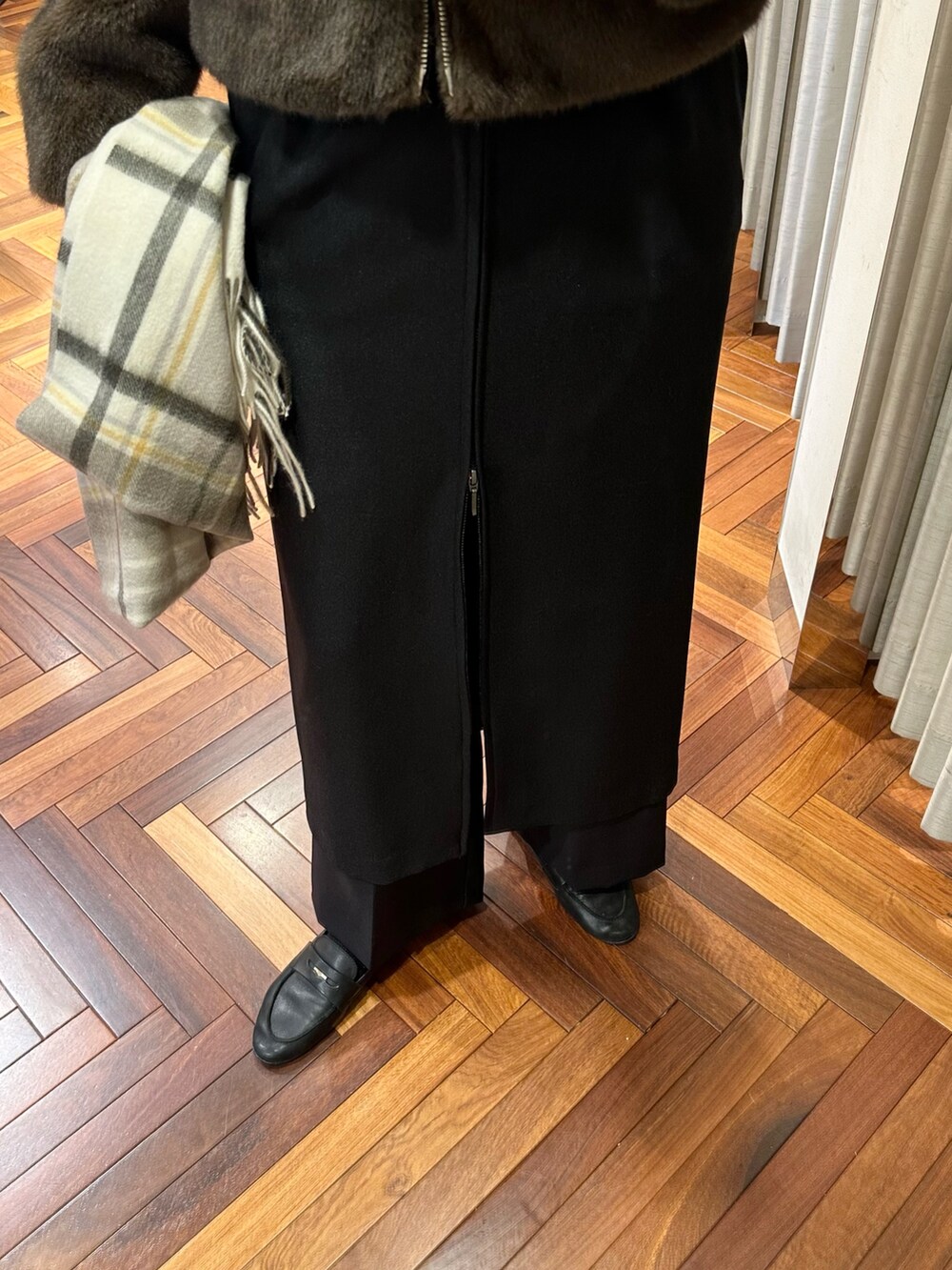 ブラウン系のその他アウター、ブラック系のその他パンツ、ブラック系のスカートを着用したレディースの冬コーディネートの3枚目の写真