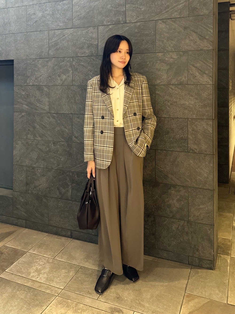 ホワイト系のシャツ/ブラウス、ブラウン系のその他パンツ、ベージュ系のその他アウターを着用したレディースの秋コーディネートの2枚目の写真