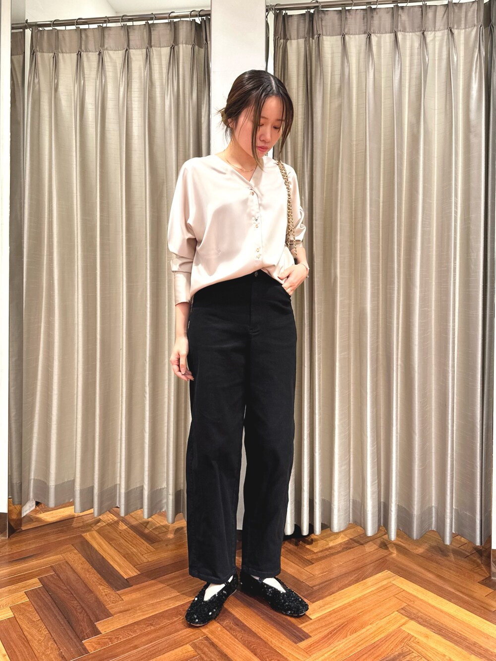 ブラック系のその他パンツ、ベージュ系のショルダーバッグ、ベージュ系のシャツ/ブラウスを着用したレディースの秋コーディネートの3枚目の写真