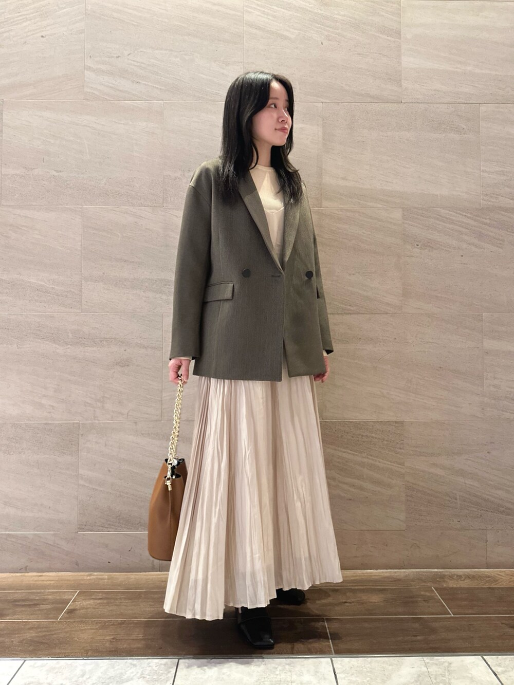 ホワイト系のニット/セーター、ブラウン系のショルダーバッグ、ブラック系のその他シューズを着用したレディースの秋コーディネートの2枚目の写真