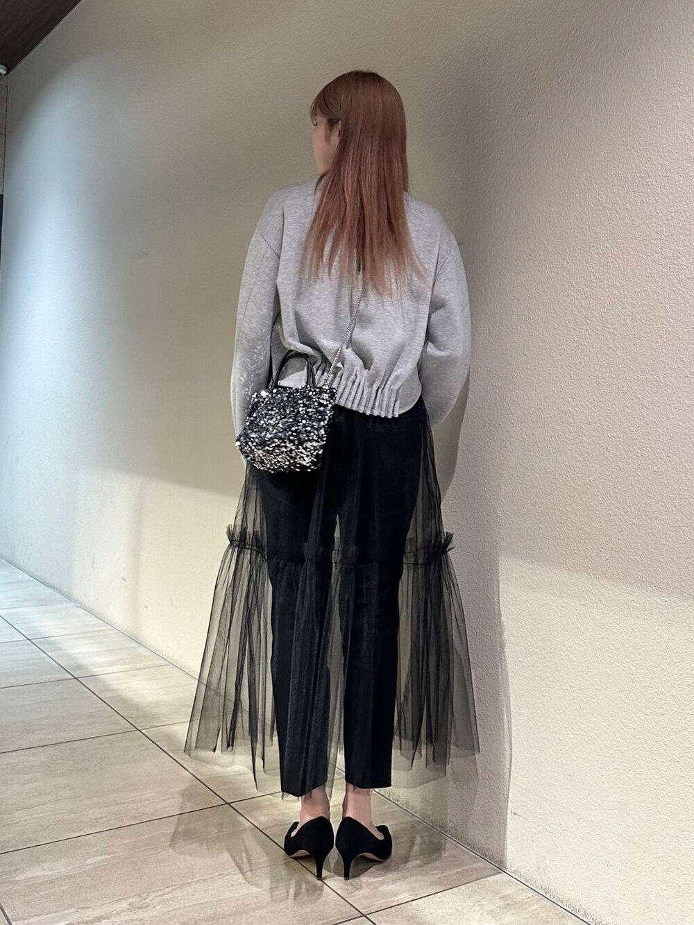 ブラック系のパンプス、シルバー系のショルダーバッグ、ブラック系のその他パンツを着用したレディースの秋コーディネートの4枚目の写真