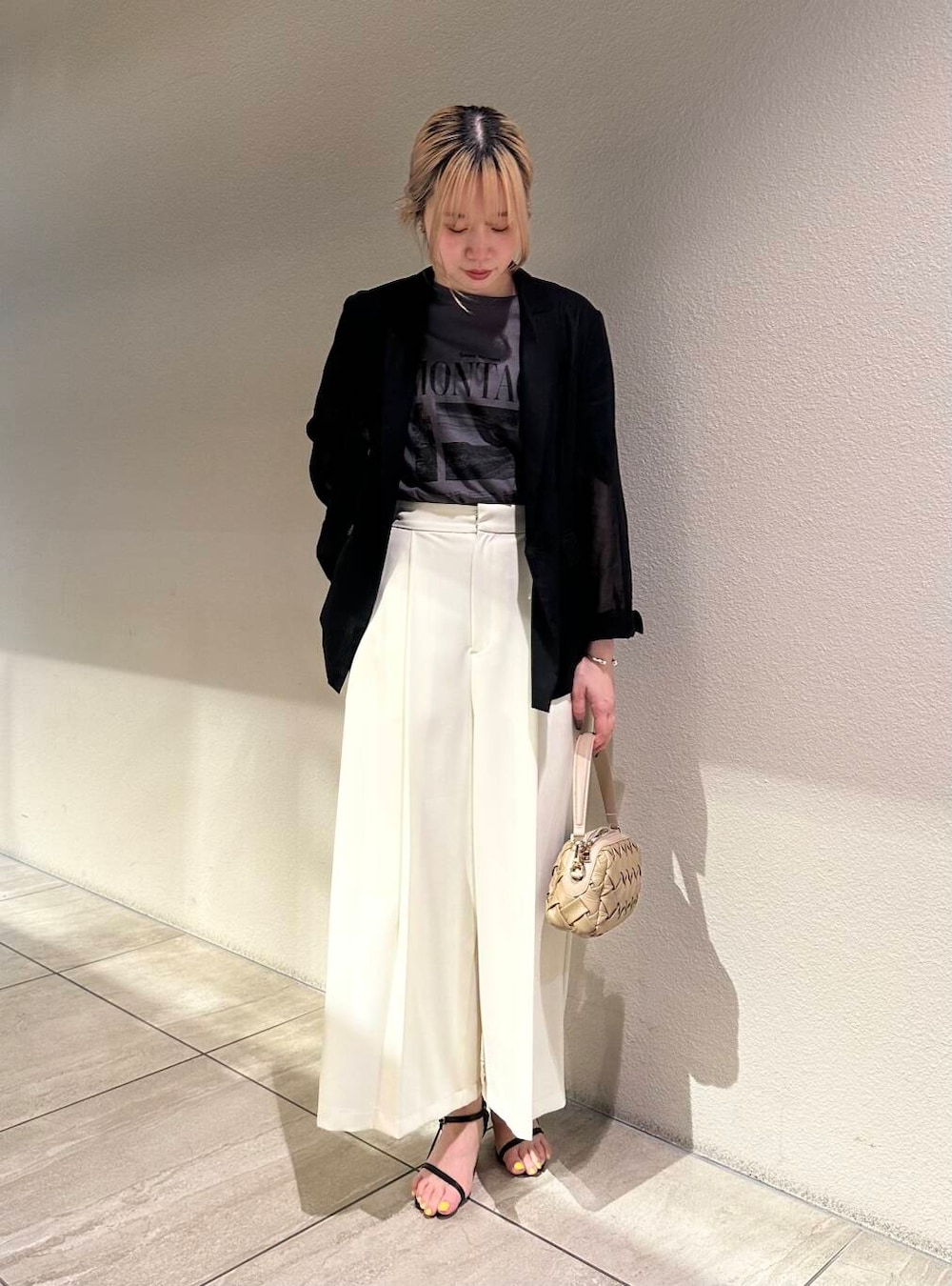 ベージュ系のショルダーバッグ、ホワイト系のその他パンツ、グレー系のTシャツ/カットソーを着用したレディースの夏コーディネートの3枚目の写真