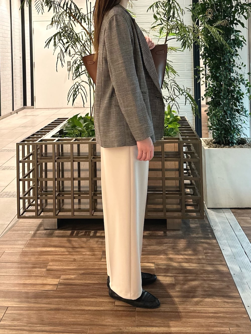 ホワイト系のその他アウター、ベージュ系のTシャツ/カットソー、ベージュ系のその他パンツを着用したレディースの春コーディネートの3枚目の写真