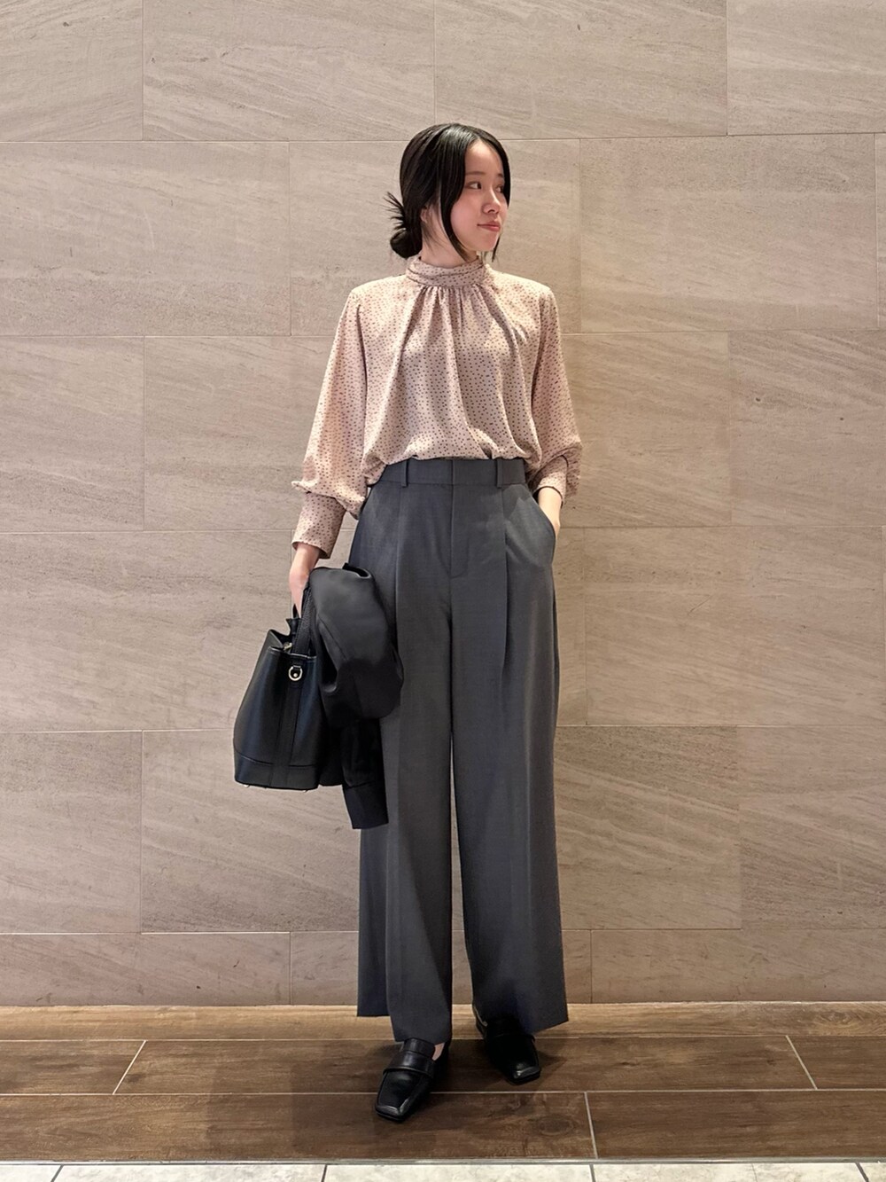 グレー系のその他パンツ、ブラック系のブルゾン、ブラック系のハンドバッグを着用したレディースの秋コーディネートの4枚目の写真