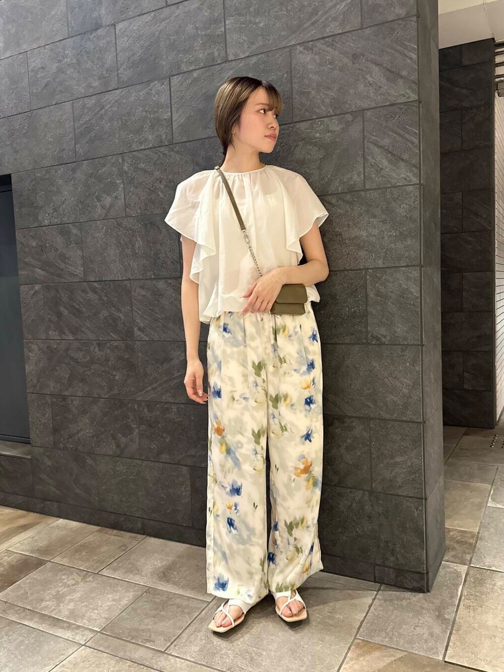 ホワイト系のシャツ/ブラウス、その他のその他パンツ、グリーン系のショルダーバッグを着用したレディースの夏コーディネートの3枚目の写真