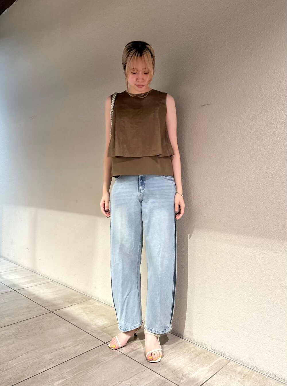 ホワイト系のサンダル、ブラウン系のシャツ/ブラウス、ブルー系のデニムパンツを着用したレディースの夏コーディネートの4枚目の写真