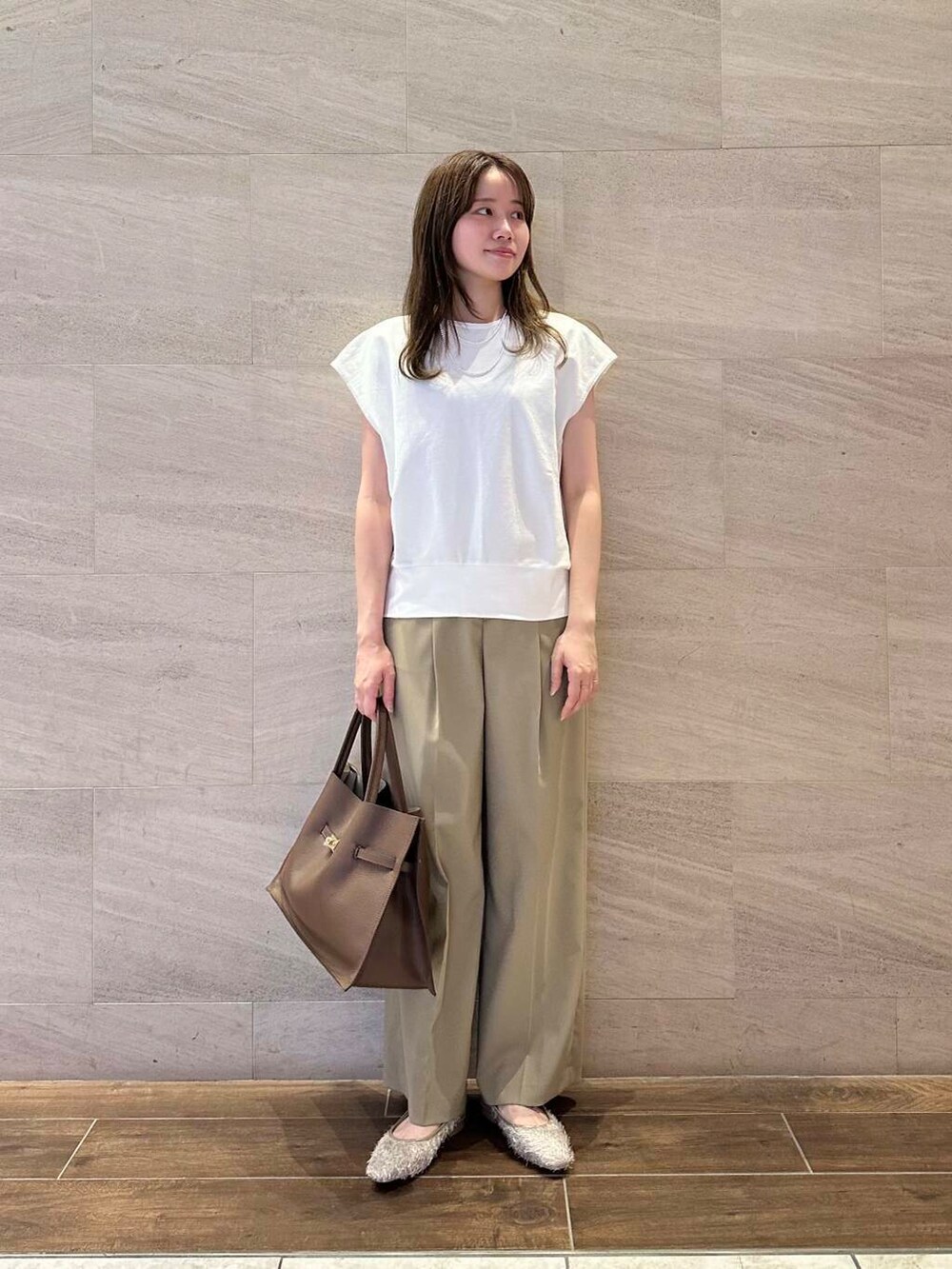 ホワイト系のスウェット、ベージュ系のその他シューズ、シルバー系のネックレスを着用したレディースの夏コーディネートの3枚目の写真