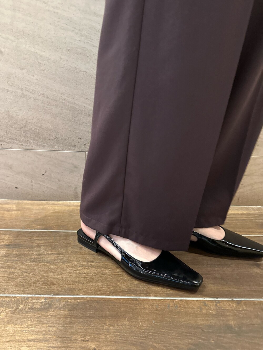 ホワイト系のシャツ/ブラウス、ピンク系のニット/セーター、レッド系のその他パンツを着用したレディースの秋コーディネートの4枚目の写真