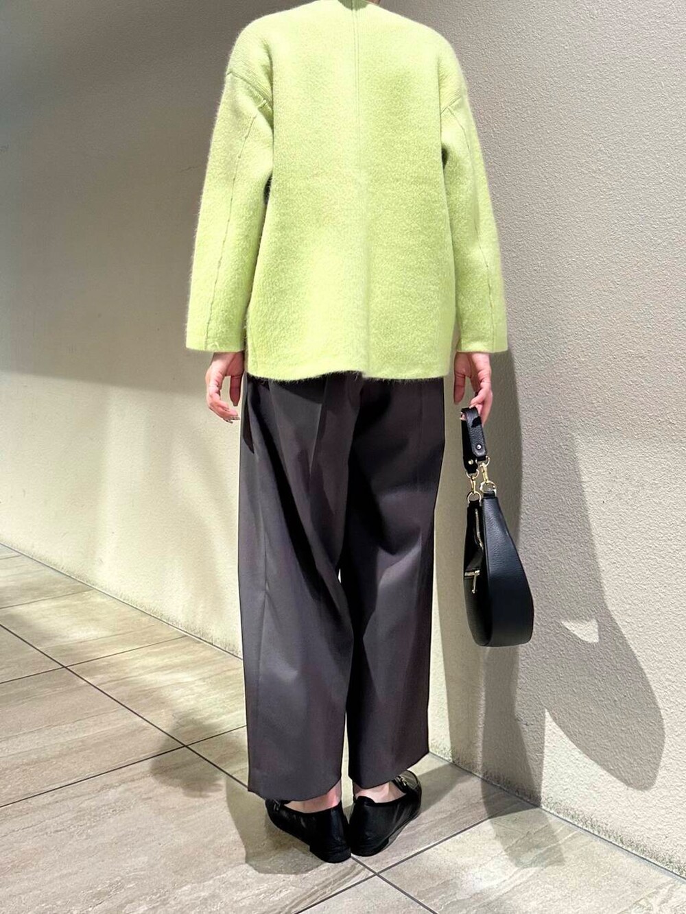 ブラック系のローファー、ホワイト系のTシャツ/カットソー、グレー系のその他パンツを着用したレディースの秋コーディネートの4枚目の写真