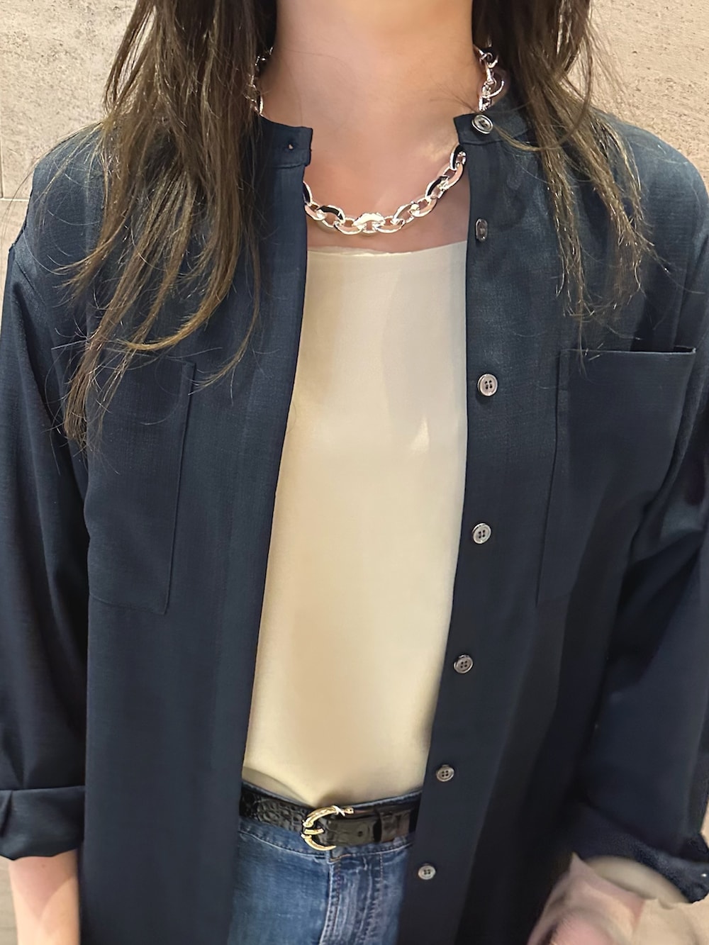 ブルー系のワンピース、ベージュ系のキャミソール、ブルー系のデニムパンツを着用したレディースの春コーディネートの5枚目の写真