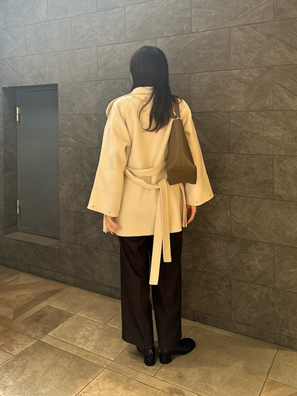 グレー系のシャツ/ブラウス、ブラウン系のその他パンツ、ブラック系のブーツを着用したレディースの秋コーディネートの5枚目の写真