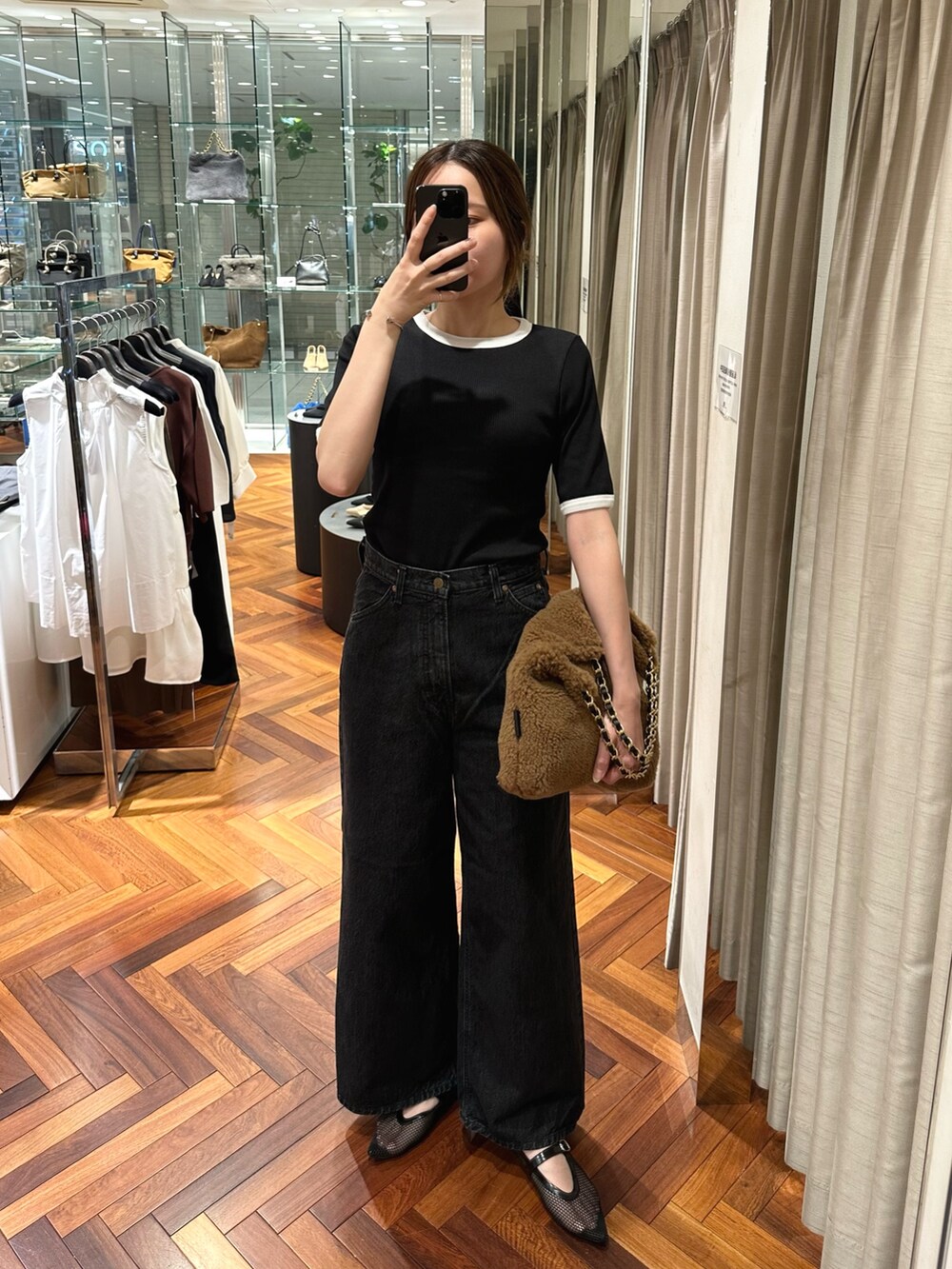ブラック系のTシャツ/カットソー、ブラック系のデニムパンツ、ブラウン系のショルダーバッグを着用したレディースの夏コーディネートの3枚目の写真