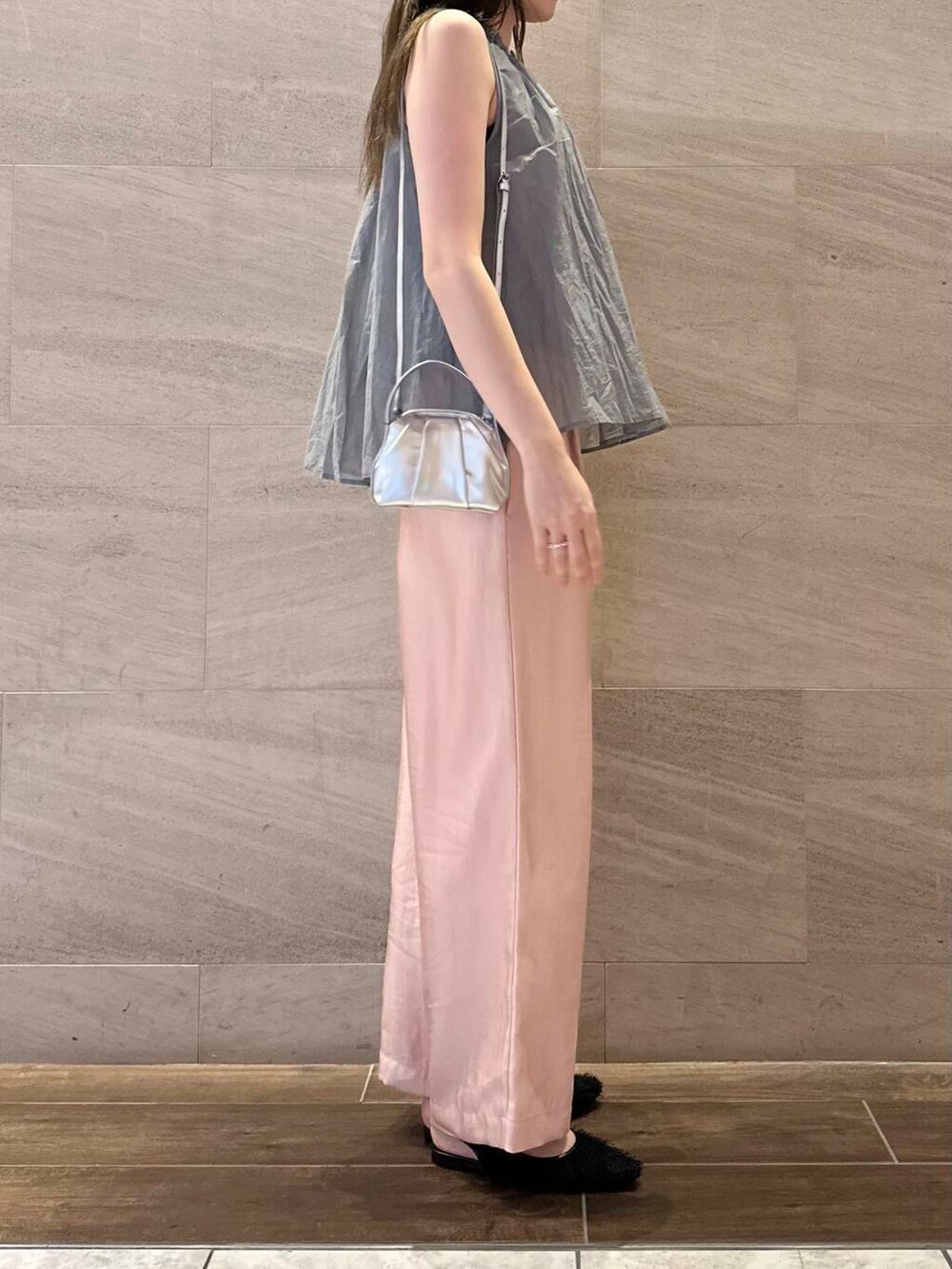 シルバー系のハンドバッグ、ピンク系のその他パンツ、ブラック系のその他シューズを着用したレディースの夏コーディネートの4枚目の写真