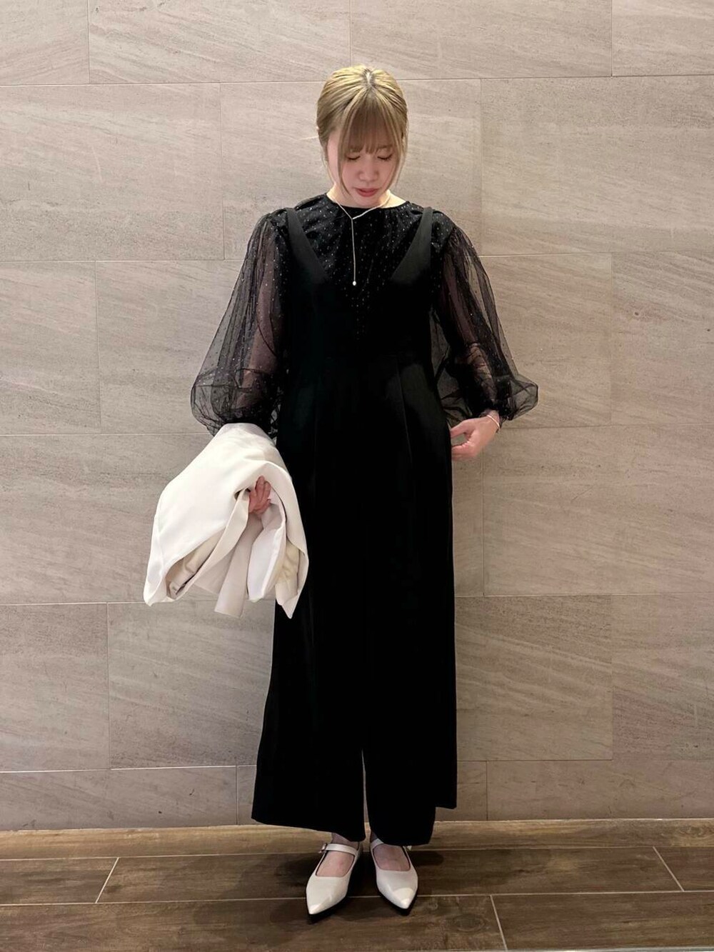 ブラック系のシャツ/ブラウス、ブラック系のサロペット/オーバーオール、ベージュ系のその他アウターを着用したレディースの冬コーディネートの5枚目の写真